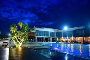 普拉贾克特拉设计酒店内部或周边的泳池