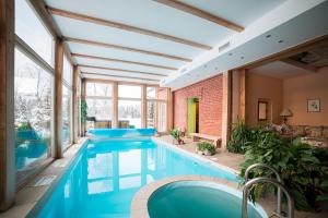 Mārciena马尔西纳斯暮萨&温泉的一座室内蓝色海水游泳池