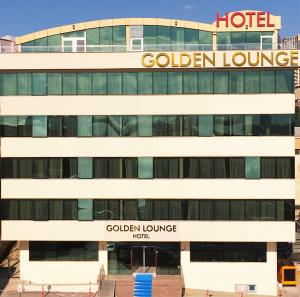 伊斯坦布尔黄金沙龙酒店的一座酒店大楼,上面有金色的休息室标志