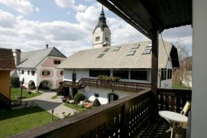 勒什Baroque villa near Bled - Resort Vidmar的从带钟楼的房子的阳台上可欣赏到风景