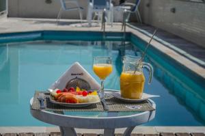 卡希亚斯公爵城勃朗峰公寓酒店-杜克卡西亚斯的一张桌子,上面放着水果盘和一杯橙汁