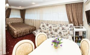 秋明拉迅尼贝拉格酒店的客厅配有沙发和桌椅