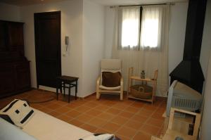 MontsonisCal Marroso的客房设有床、两把椅子和窗户。