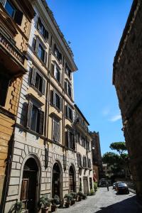 罗马马里迪当代套房酒店 的街道上有很多窗户的大型建筑