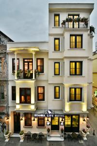 伊斯坦布尔伊斯坦布尔利夫酒店的一座白色的大建筑,有很多窗户
