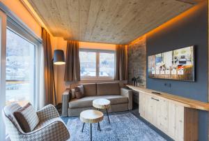 卡普伦AvenidA Panorama Suites的带沙发和电视的客厅