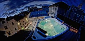 斯普利特木星豪华酒店的建筑物屋顶上的浴缸