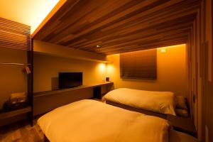 佐渡市毕奇酒店的酒店客房设有两张床和电视。