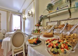 威尼斯阿莱基诺酒店的一张桌子上放着一大堆水果和蔬菜