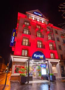 雷恩基里亚德雷恩酒店的akritkrit酒店在晚上以红色点亮
