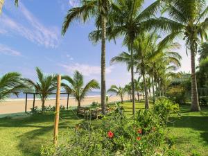 曼克拉Casitas Pacificas的棕榈树公园和海滩