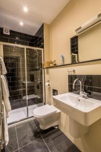 温德米尔杰瑞科斯精品旅馆的浴室配有卫生间、盥洗盆和淋浴。