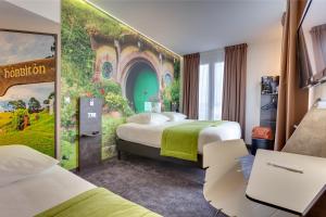 雷恩基里亚德雷恩酒店的酒店客房带两张床和壁画