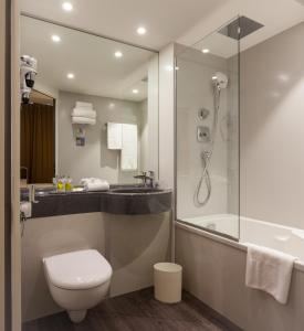 雷恩基里亚德雷恩酒店的带淋浴、卫生间和盥洗盆的浴室