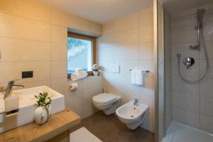 拉维拉Ciasa Col Cuch的浴室配有卫生间、盥洗盆和淋浴。