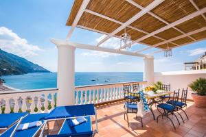 波西塔诺Exclusive Apartments Positano的一个带桌椅的海景阳台