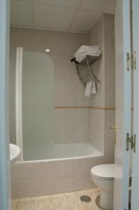 巴拉哈斯广场酒店的一间浴室