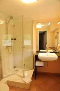 帕德博恩加勒里酒店的带淋浴和盥洗盆的浴室