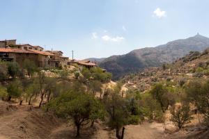 Lazania哈茨基普里亚努博物馆旅馆的山丘上的村庄,有树木和房屋