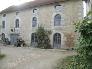 Verteuil-sur-CharenteRue des Douves的一座带一束窗户的大型砖砌建筑