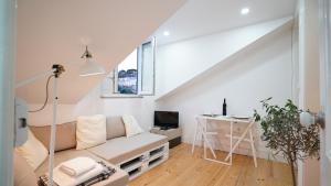 里斯本姆拉利亚公寓的白色的客厅配有沙发和书桌