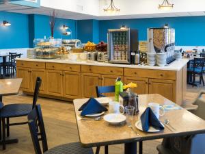 巴港亚特兰大海滨酒店及会议中心的一间带2张桌子和柜台的用餐室