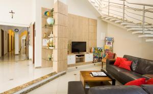 佩尼亚巴西酒店的带沙发和电视的客厅