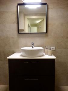 威尼斯Ca' Moretta的一间带水槽和镜子的浴室