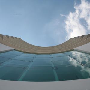 仰光韦恩酒店的享有玻璃建筑的背景天空美景