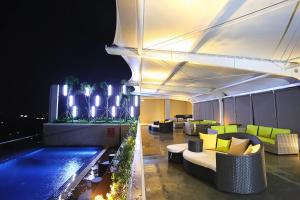 打横Horison Tasikmalaya的酒店大堂,晚上设有游泳池