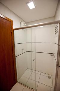 库亚巴三萨德酒店的浴室设有玻璃门淋浴