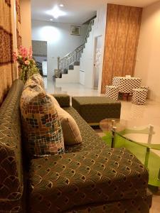 Ban Pa Sang (1)阿品萨雅旅馆的客厅配有沙发和桌子