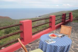 莫卡诺尔Casa Rural la Hojalata的阳台上的桌子上放着一碗水果