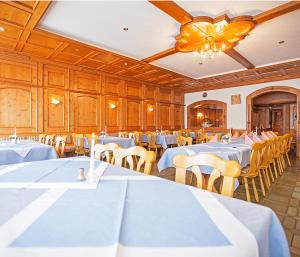 迪特福特祖姆布拉托尼酒店的用餐室配有蓝色的桌子和黄色的椅子