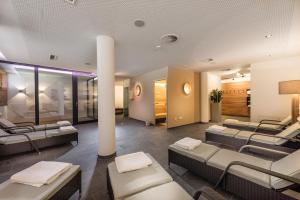 卡普伦AlpenParks Hotel & Apartment Orgler Kaprun的一个带沙发和桌子的沙龙