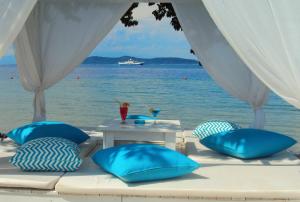 萨索斯Tarsanas Studios的一张带蓝色枕头的桌子,享有海景