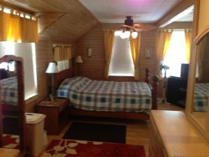 Providence Bay4 Bedroom Cottage on Manitoulin Island Next to Sand Beaches!的一间小卧室,房子里配有一张床铺