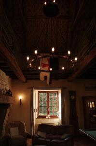 Loison-sur-CréquoiseLa Commanderie的客厅的吊灯,带窗户