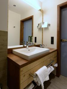 茨韦特尔施瓦茨阿尔姆酒店的浴室设有大型白色水槽和镜子