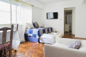 布宜诺斯艾利斯Departamento Maria Paula的客厅配有沙发和1张床
