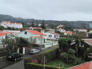 BiscoitosVivenda "Porto de Abrigo"的享有拥有汽车和房屋的城镇美景。