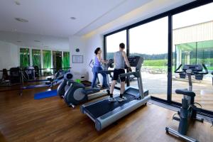 茨韦特尔施瓦茨阿尔姆酒店的两人在健身房跑步机上