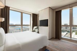 厦门厦门海景洲际酒店的一间酒店客房,配有一张床和一台电视