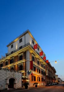 罗马Hotel Principessa Isabella的一面有红旗的高楼