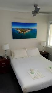 麦夸里港约翰奥克斯利汽车旅馆的一间卧室配有一张床,享有岛屿美景