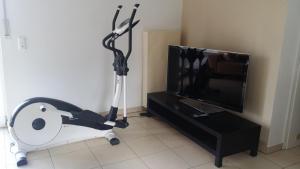 Wörth韦弗林格度假屋的电视旁设有健身器材的房间