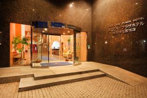 木更津东京海湾广场酒店的一间设有玻璃门和楼梯的商店大堂