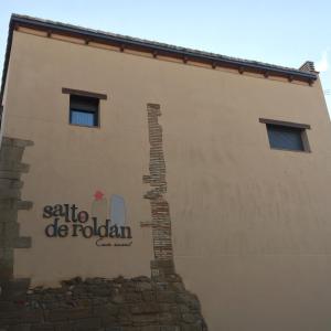 ApiésCasa Salto de Roldán的建筑的侧面有标志