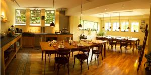 Eckelrade德梅科法布里科酒店的厨房以及带桌椅的用餐室。
