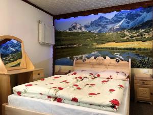 扎科帕内Chatka U Hazy - Regionalne Pokoje Zakopane的一间卧室配有一张壁画床